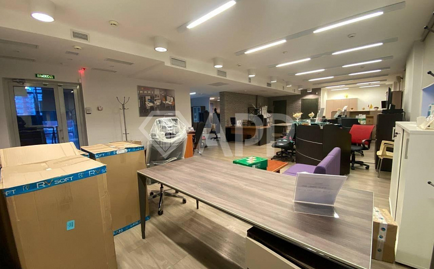 Помещение с панорамным окнами в центре, 138м² фото