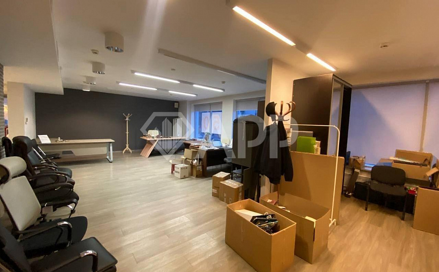 Помещение с панорамным окнами в центре, 138м² фото