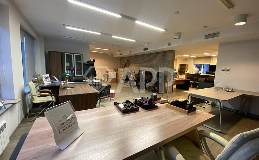 Помещение с панорамным окнами в центре, 138м² фото