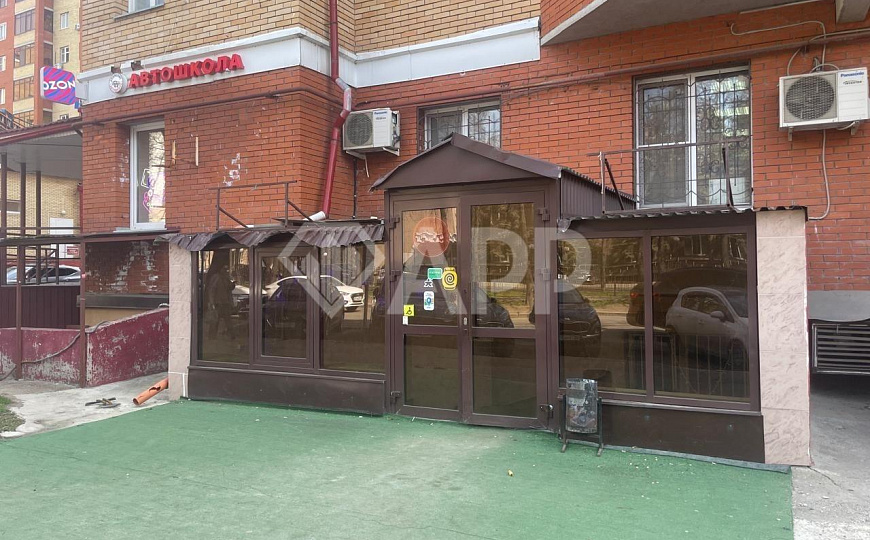 Продам цоколь с арендатором в центре на трафике. фото