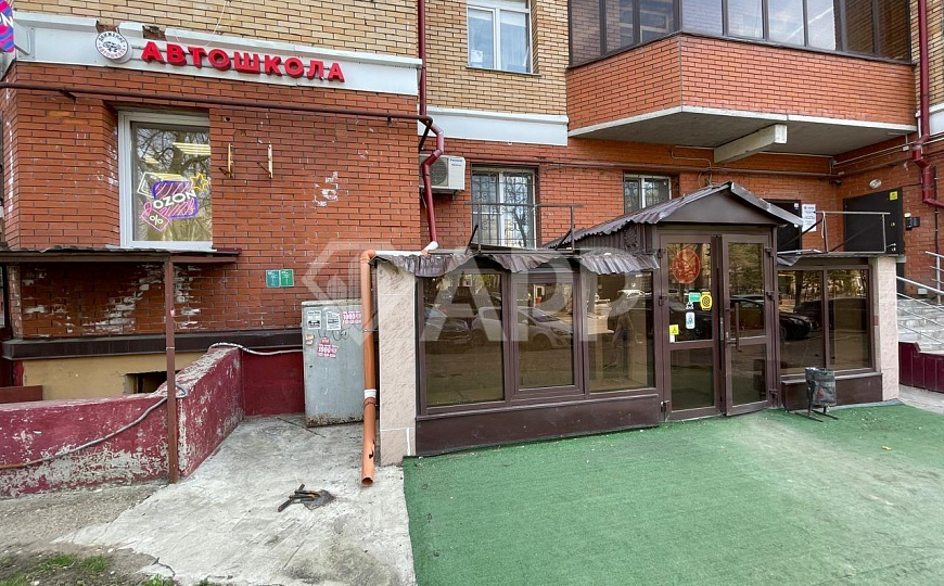 Продам цоколь с арендатором в центре на трафике. фото