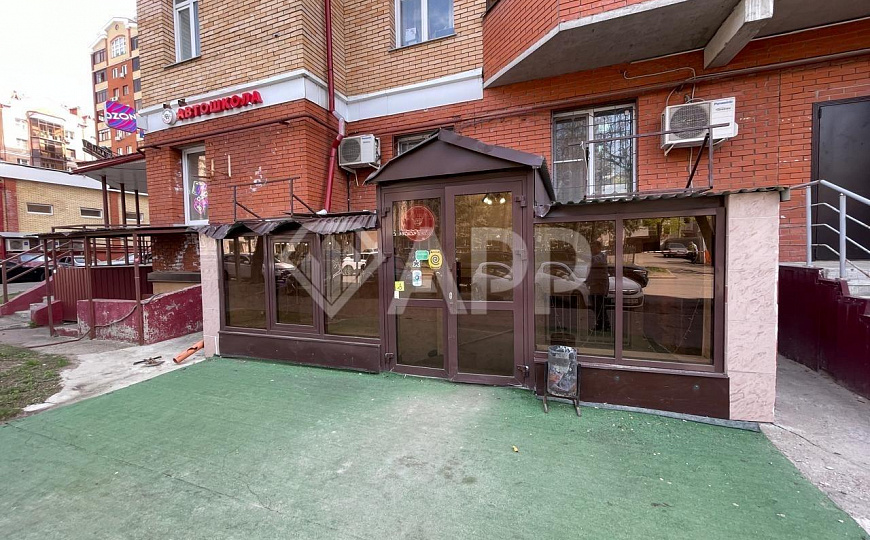 Продам цоколь с арендатором в центре на трафике. фото