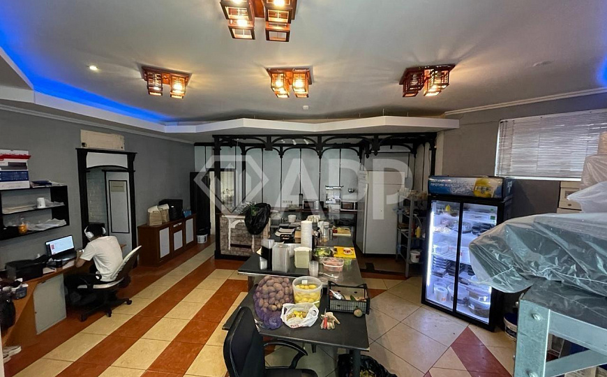 Продам цоколь с арендатором в центре на трафике. фото