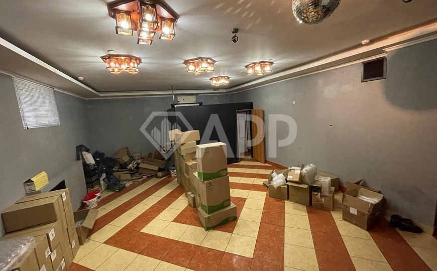 Продам цоколь с арендатором в центре на трафике. фото