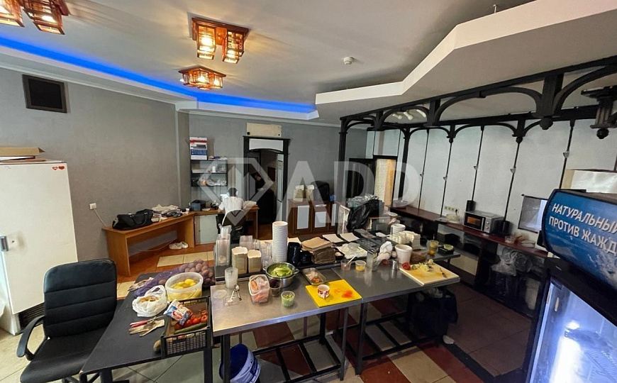 Продам цоколь с арендатором в центре на трафике. фото