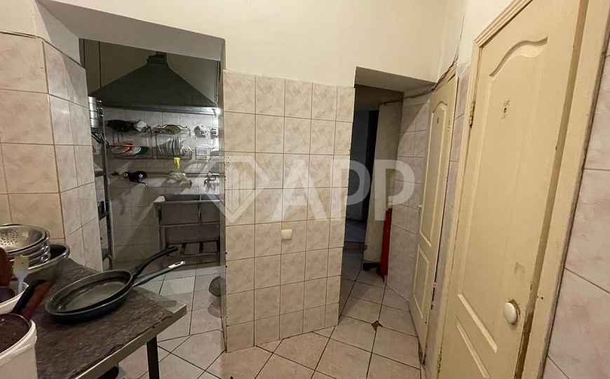 Продам цоколь с арендатором в центре на трафике. фото