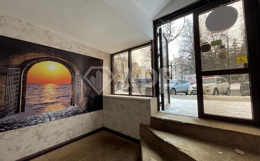 Продам цоколь с арендатором в центре на трафике. фото