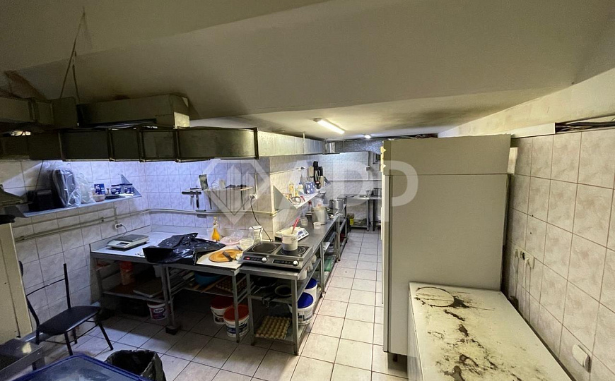 Продам цоколь с арендатором в центре на трафике. фото