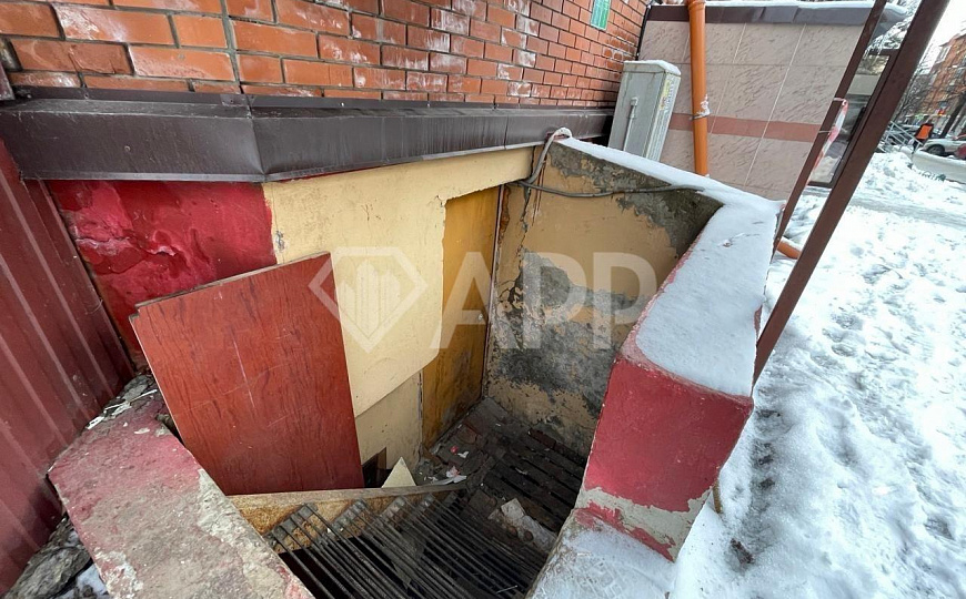 Продам цоколь с арендатором в центре на трафике. фото