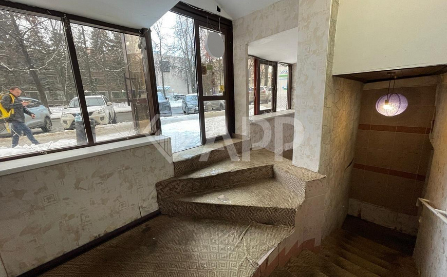 Продам цоколь с арендатором в центре на трафике. фото