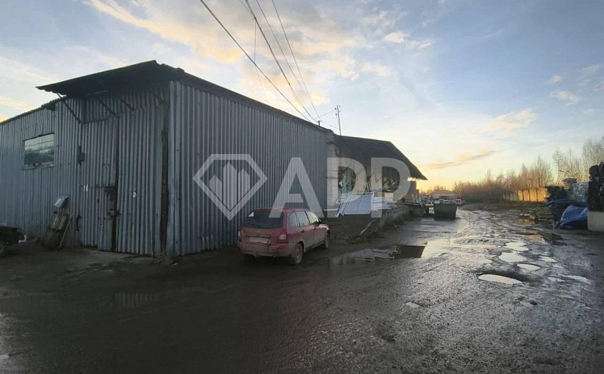 Склад со сквозными воротами и высокими потолками фото