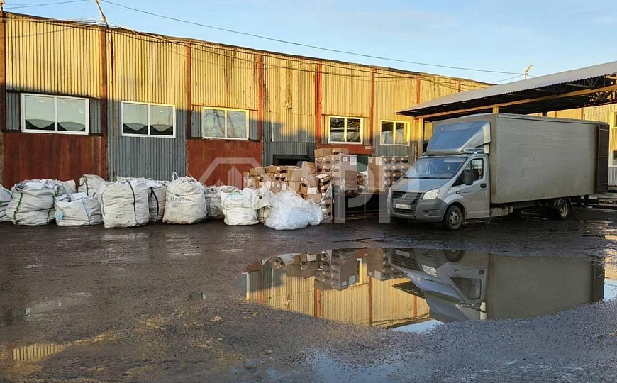 Склад со сквозными воротами и высокими потолками фото