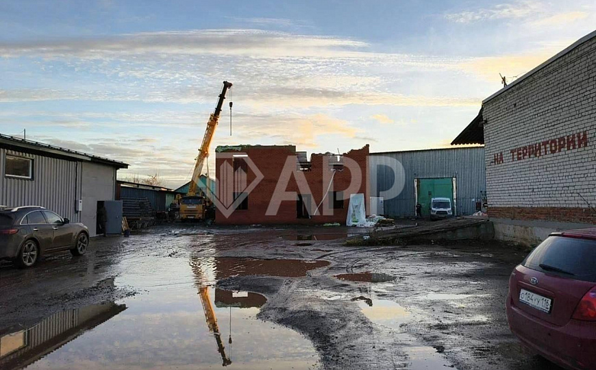 Склад со сквозными воротами и высокими потолками фото