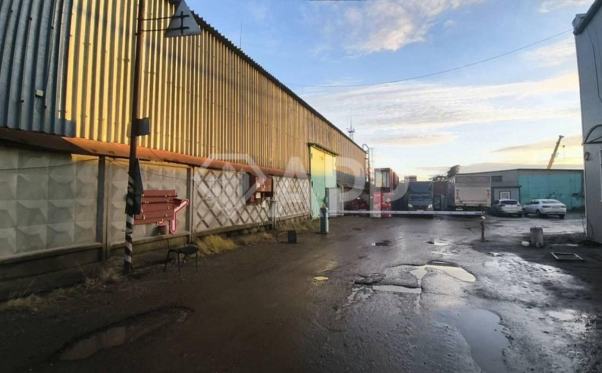 Склад со сквозными воротами и высокими потолками фото