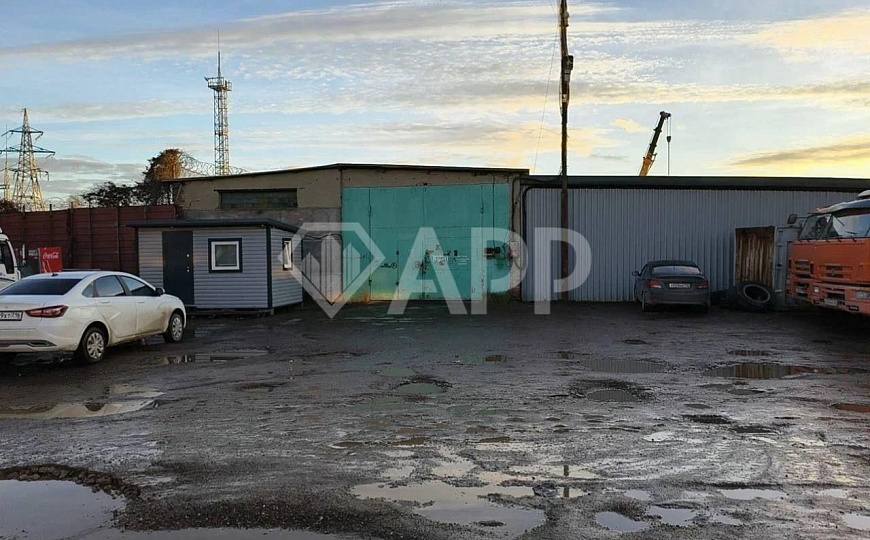 Склад со сквозными воротами и высокими потолками фото