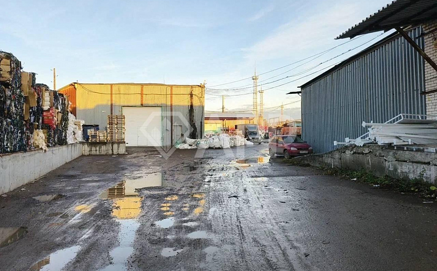 Склад со сквозными воротами и высокими потолками фото