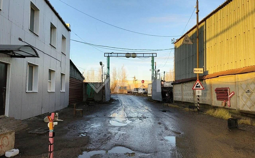 Склад со сквозными воротами и высокими потолками фото