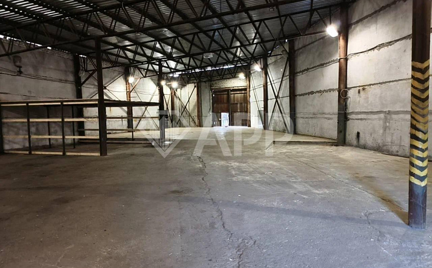 Склад со сквозными воротами и высокими потолками фото