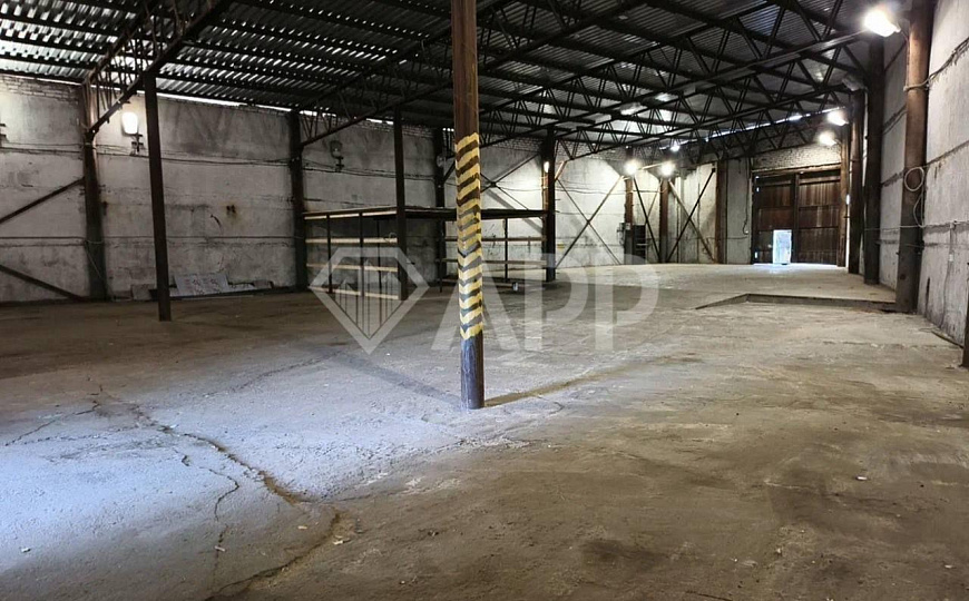 Склад со сквозными воротами и высокими потолками фото