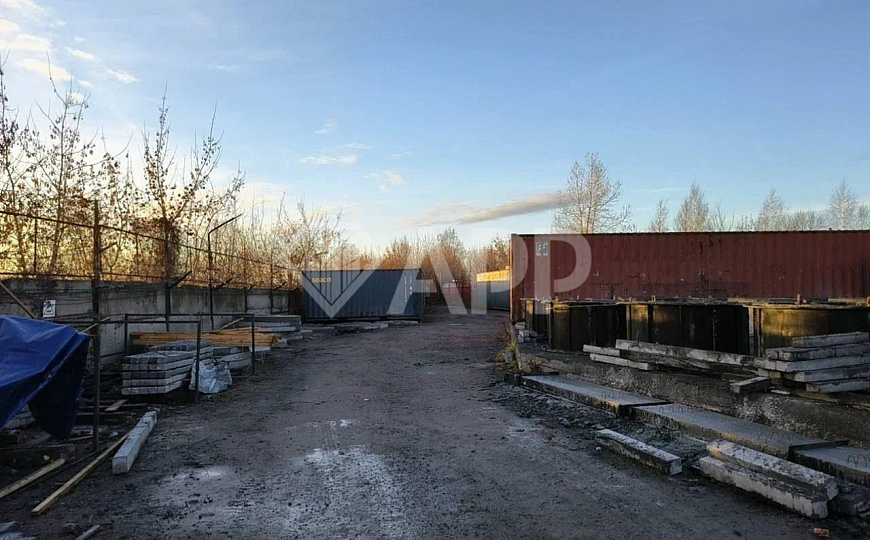 Склад со сквозными воротами и высокими потолками фото