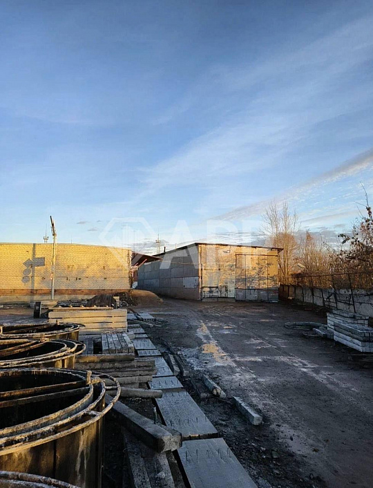 Склад со сквозными воротами и высокими потолками фото