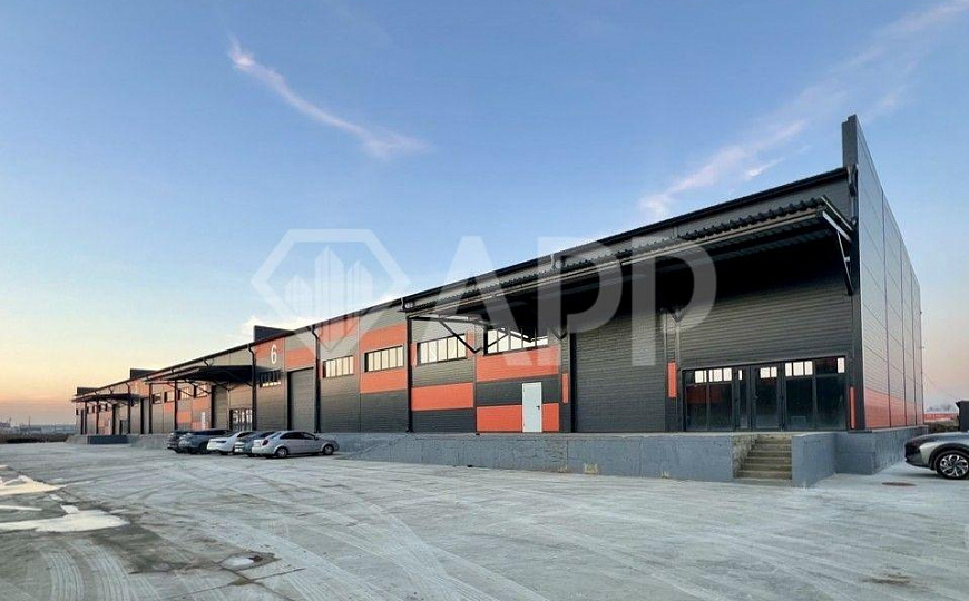 Сдаю теплое складское помещение, 976 м² с пандусом фото