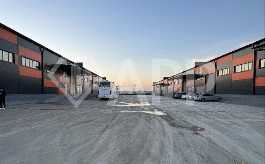 Сдаю теплое складское помещение, 976 м² с пандусом фото