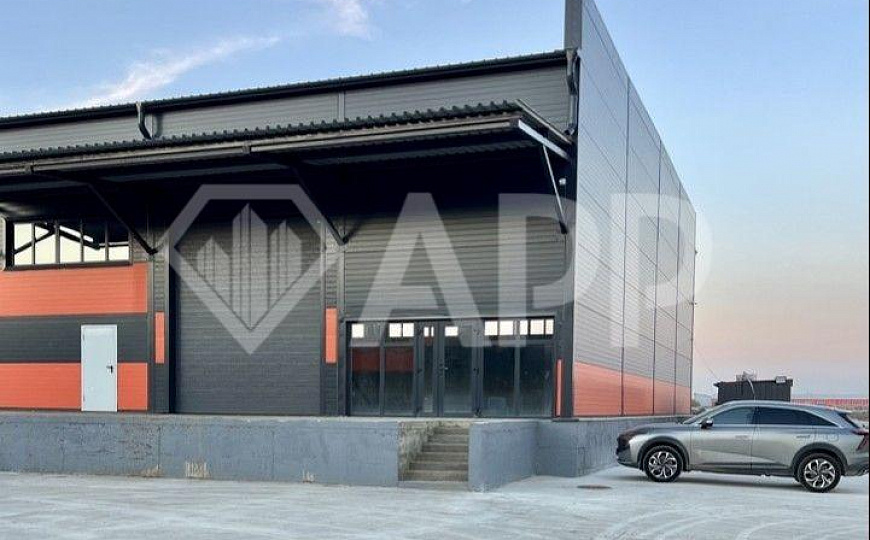 Сдаю теплое складское помещение, 976 м² с пандусом фото