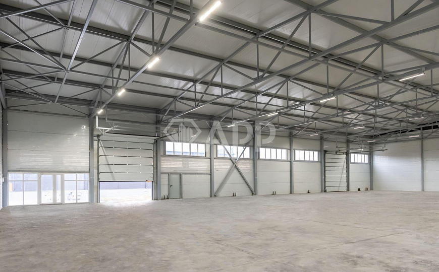 Сдаю теплое складское помещение, 976 м² с пандусом фото