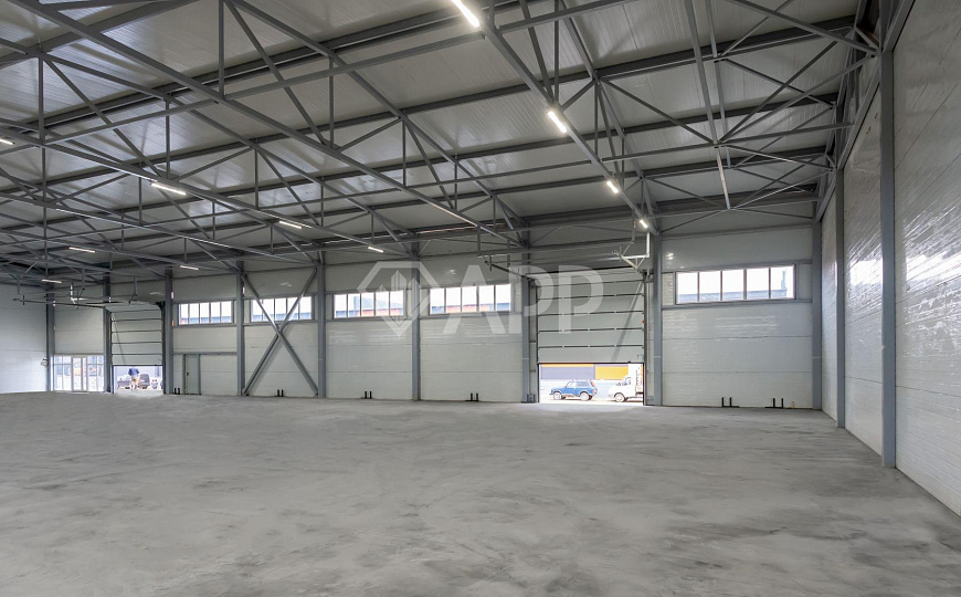 Сдаю теплое складское помещение, 976 м² с пандусом фото