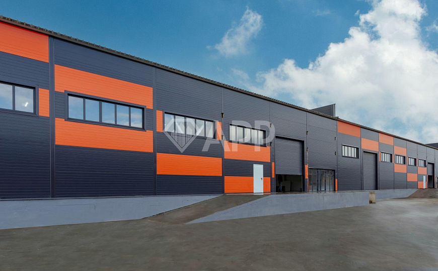 Сдаю теплое складское помещение, 976 м² с пандусом фото