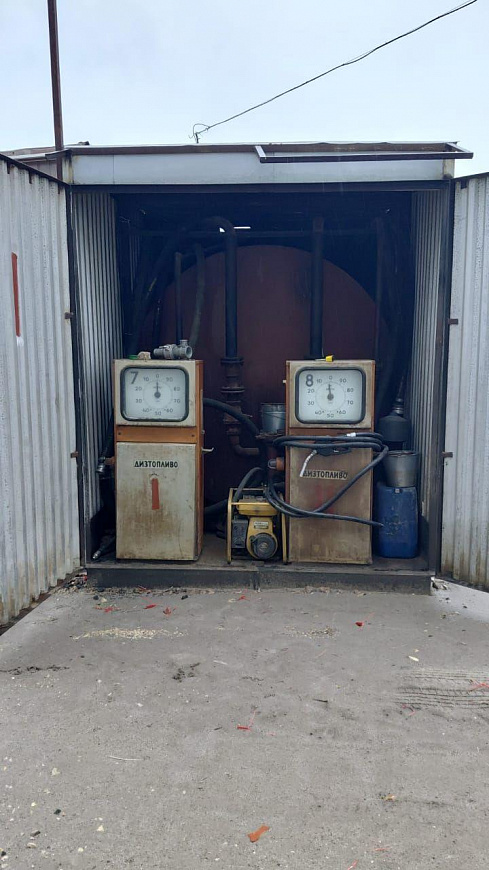 Мобильная автозаправка с топливозаправщиками.  фото