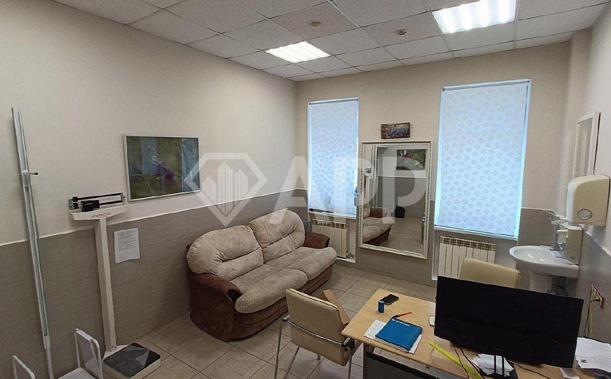 Помещения  700м2  с парковкой в центре фото