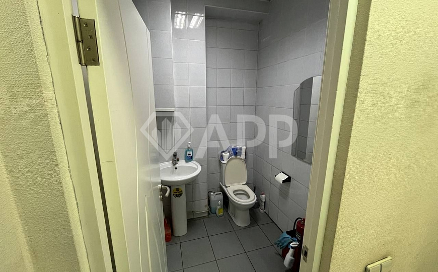 Фасадное помещение / трафик пешеходный / автомобильный/парковка/ остановки фото