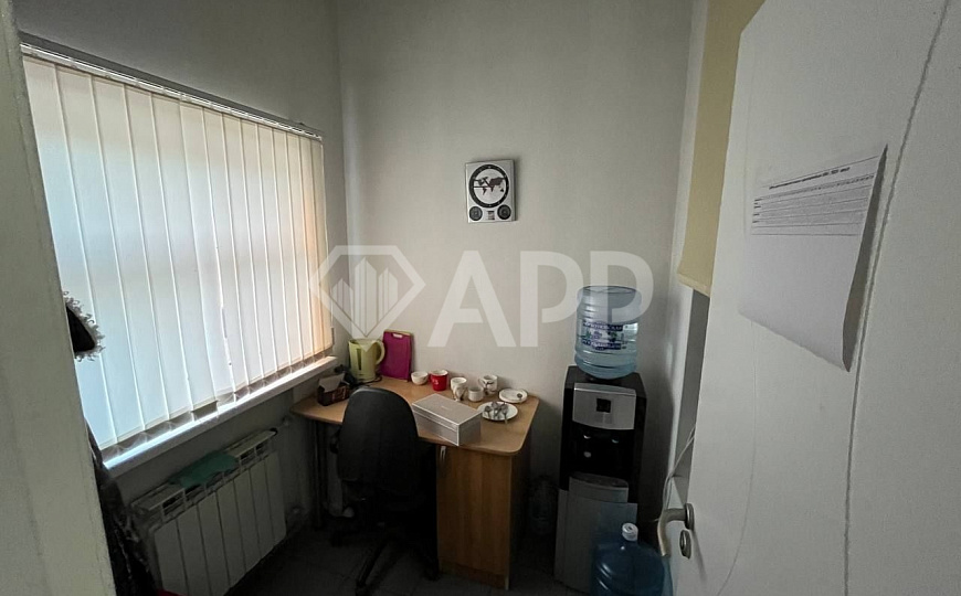 Фасадное помещение / трафик пешеходный / автомобильный/парковка/ остановки фото