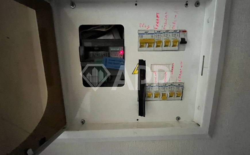 Фасадное помещение / трафик пешеходный / автомобильный/парковка/ остановки фото