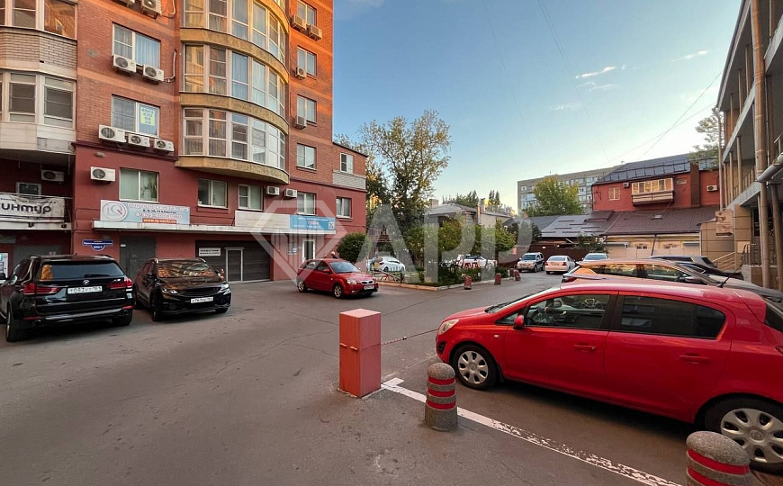 Фасадное помещение / трафик пешеходный / автомобильный/парковка/ остановки фото