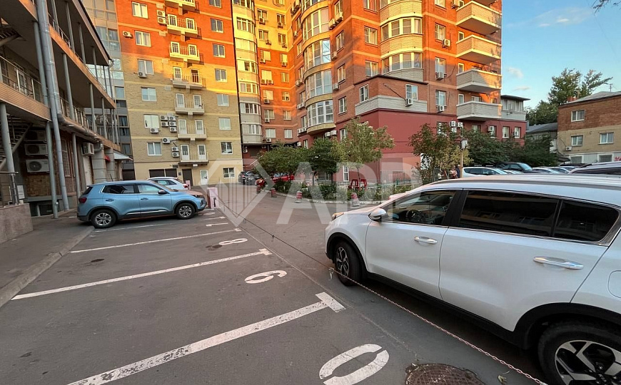 Фасадное помещение / трафик пешеходный / автомобильный/парковка/ остановки фото