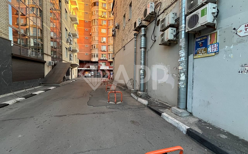 Фасадное помещение / трафик пешеходный / автомобильный/парковка/ остановки фото