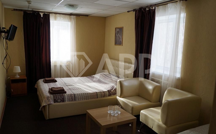 Здания  1200 кв.м. на участоке 40 соток фото