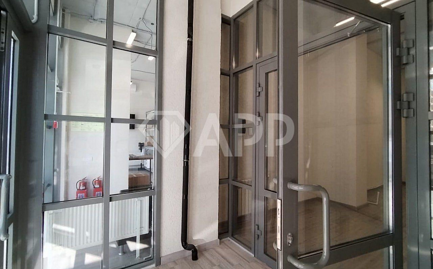 Продаю помещение с арендатором, в новом ЖК, 30,8 м2 фото