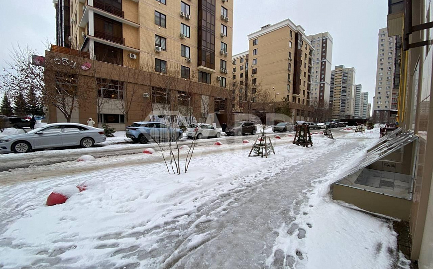 Цоколь 223,8 м² с высокими потолками и окнами в ЖК 21 Век фото