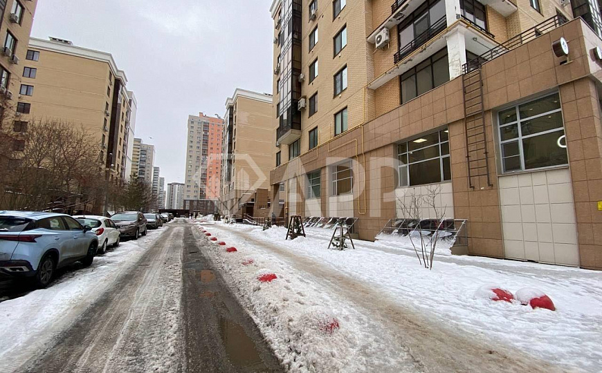 Цоколь 223,8 м² с высокими потолками и окнами в ЖК 21 Век фото