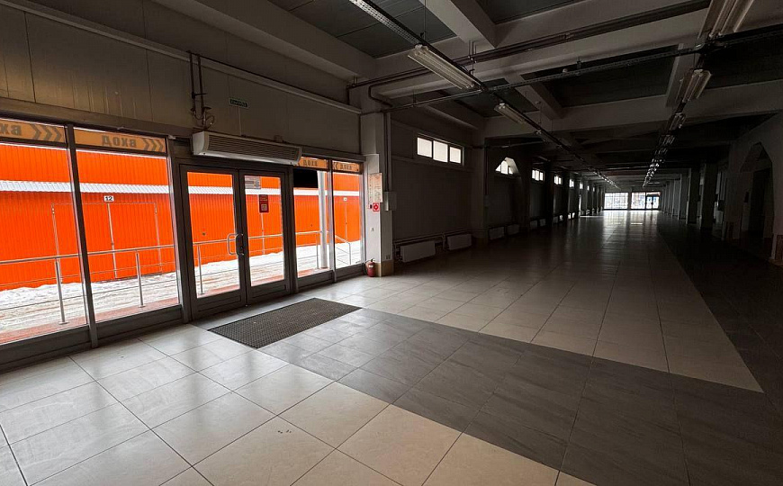 Торговые площади в крупном торговом центре фото