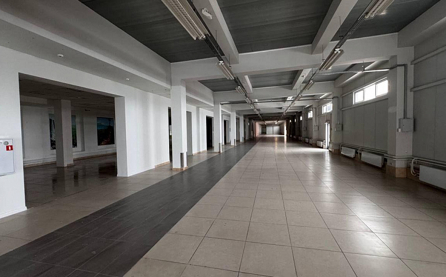 Торговые площади в крупном торговом центре фото