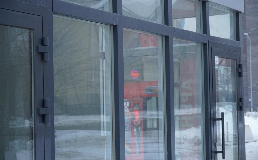 Сдам торговые площади на первой линии фото