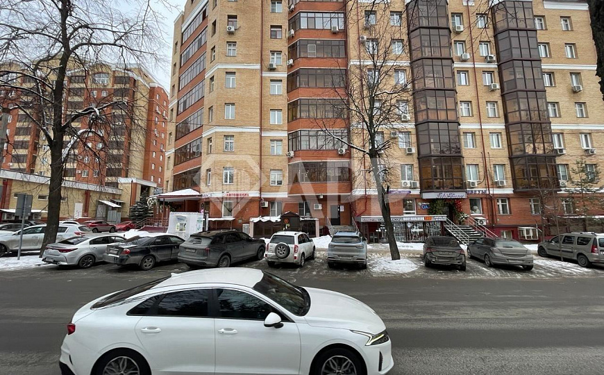 Продам цоколь с арендатором в центре на трафике. фото