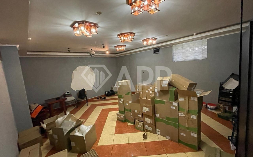 Продам цоколь с арендатором в центре на трафике. фото