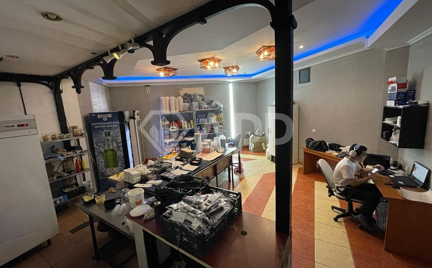 Продам цоколь с арендатором в центре на трафике. фото