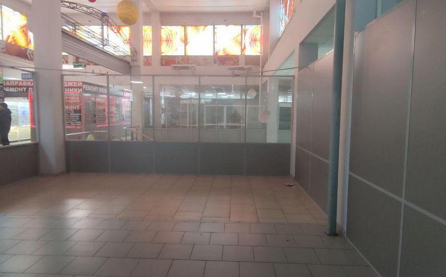 Сдаю проходное место в ТЦ фото